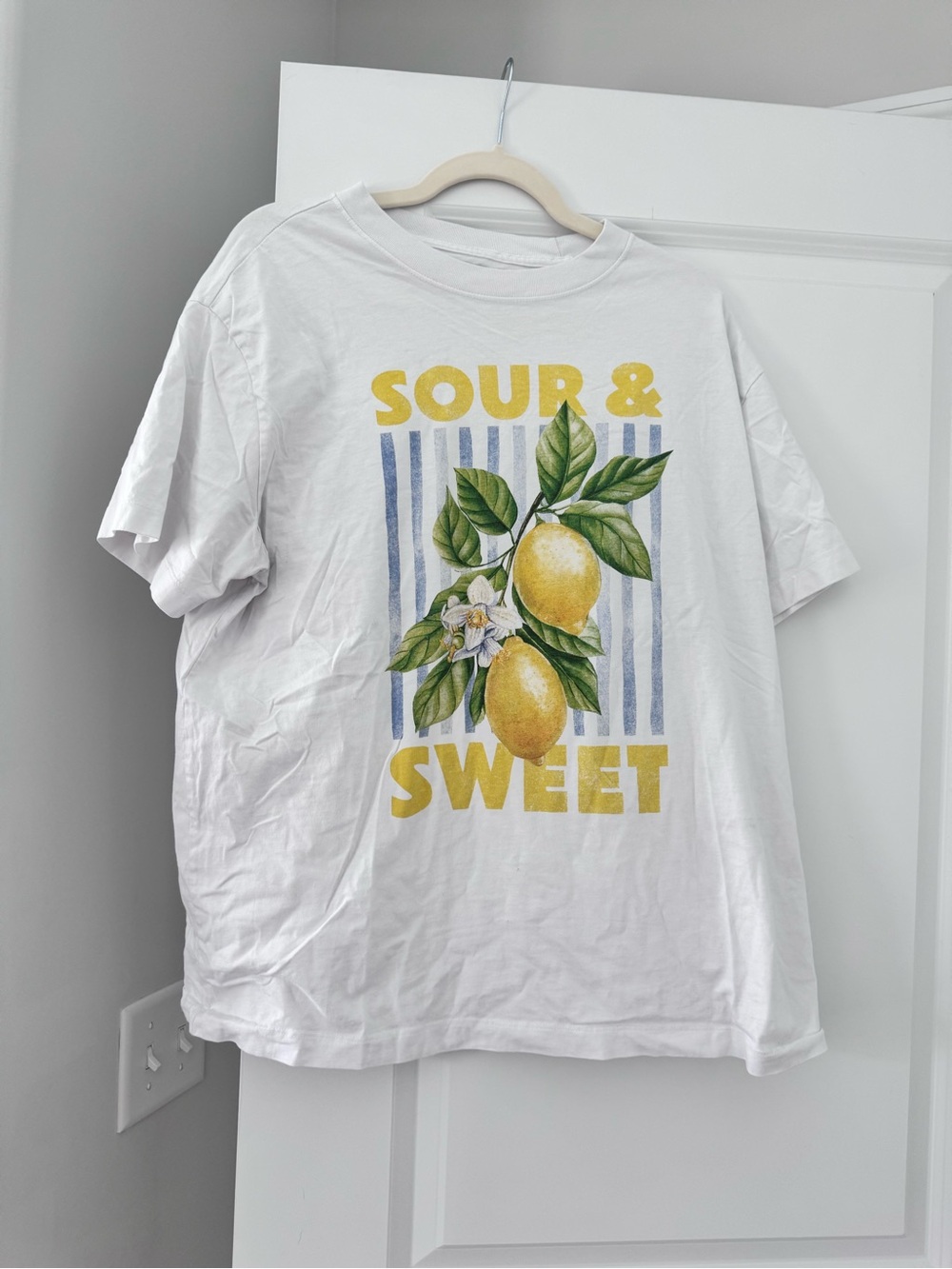 Abercrombie & Fitch White Tee with Yellow Lemon Graphic